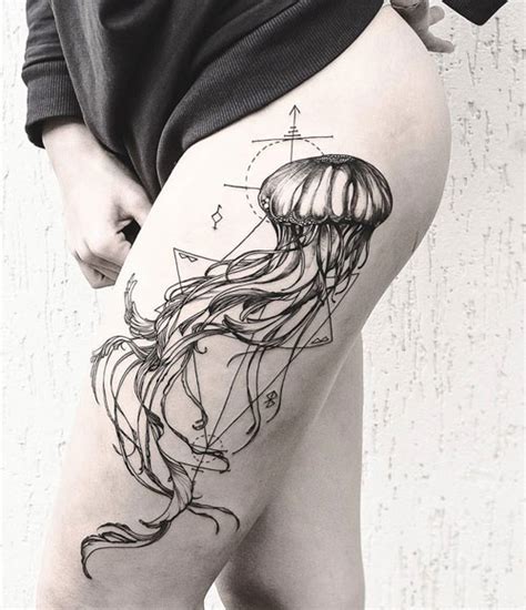 51 Sexy Thigh Tattoos For Women + Cute Designs。